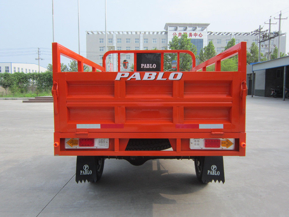 Xe máy ba bánh bên phải Xe máy chở hàng ba bánh với loại động cơ 300cc và 201 250cc