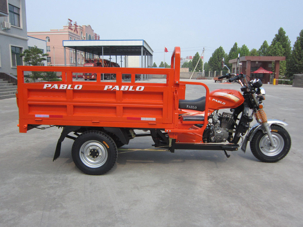 Xe máy ba bánh bên phải Xe máy chở hàng ba bánh với loại động cơ 300cc và 201 250cc